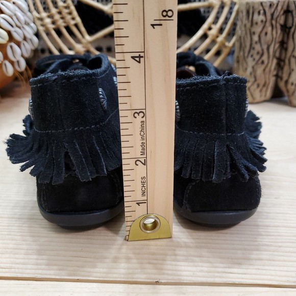 Minnetonka Moccasin Ankle Boots Stud Fringe Suede Black Lace Hard Sole Sz 8 Boho - Picture 9 of 13